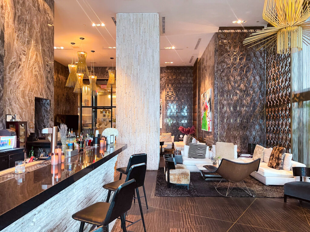 Bar no lobby no W South Beach em Miami
