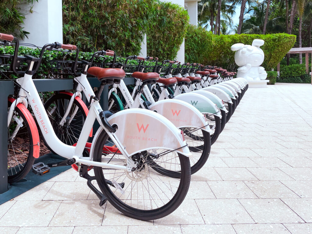 É possível locar bicicletas no W South Beach para explorar a cidade