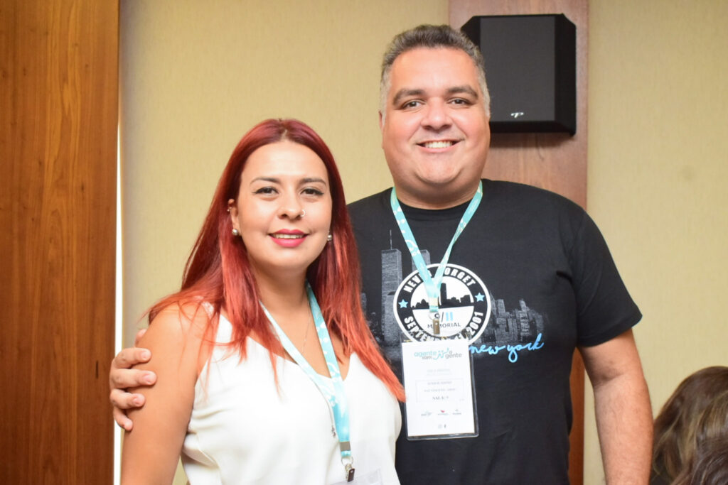 Juliana Freitas, da Conexão Viagens e Júnior Simão, da Faé Viagens