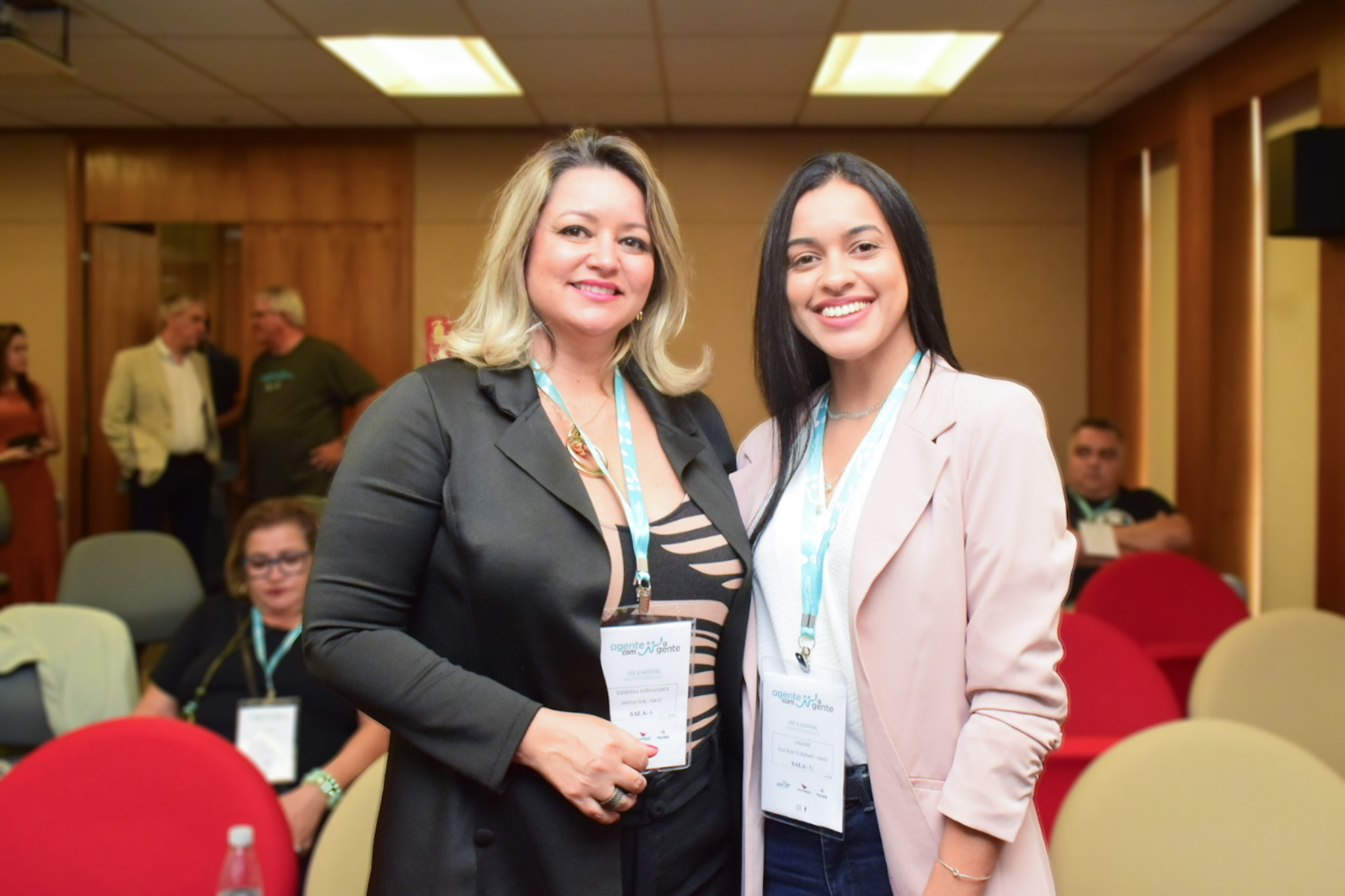 Vanessa Fernandes, da Inova Tur e Jaiane, da Dauras Turismo Vanessa Fernandes, da Inova Tur e Jaiane, da Dauras Turismo