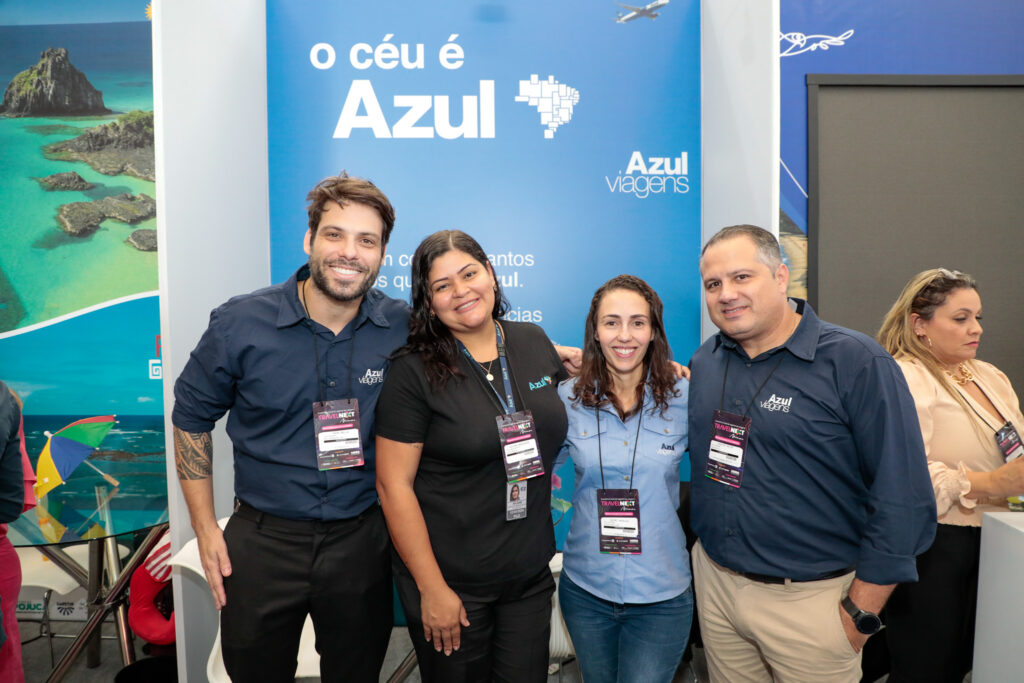 Igor Bella, da Azul Viagens, Juliane Medeiros, da Azul, Aline Félix, da Azul Viagens, e Carlos Gonçalves, da Azul Viagens