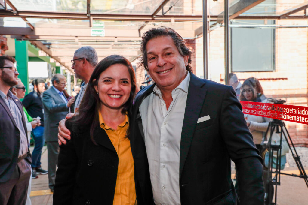 Jaqueline Gil, diretora de Marketing da Embratur, e Bernardo Cardoso, do Turismo de Portugal