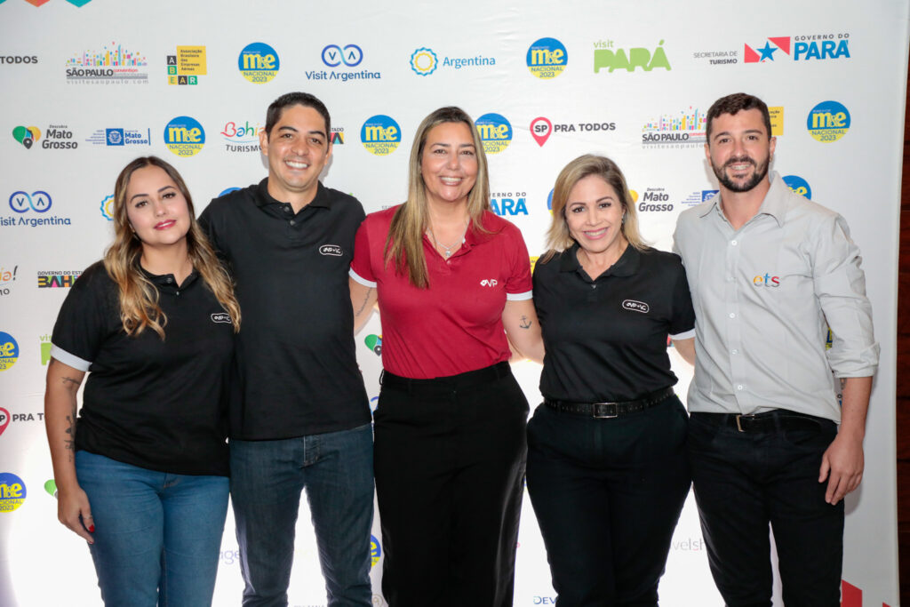 Lorena Faleiro, da ViagensPromo, Elcio Cattin, da ViagensCorp, Cinthya Rezende e Wanessa Pereira, da ViagensPromo com Douglas Diniz, da ETS