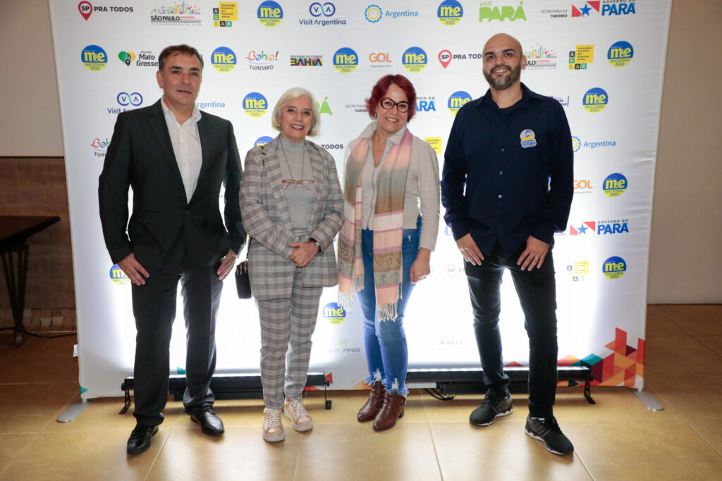 Marcela Cuesta, e Pablo Reales, da Inprotur, Carla Olinski, Visit Argentina, e Rafael Ribeiro, da Brasileiros de Ushuaia