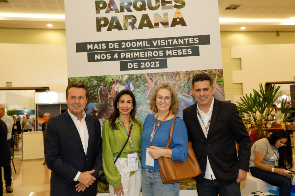 Márcio Nunes, secretário de turismo do Estado do Paraná, Rosana Lazarini, da Destino Foz Turismo, Inês Weizemann, ex prefeita de Foz do Iguaçu, e Gilmar Piola, da Setur-PR