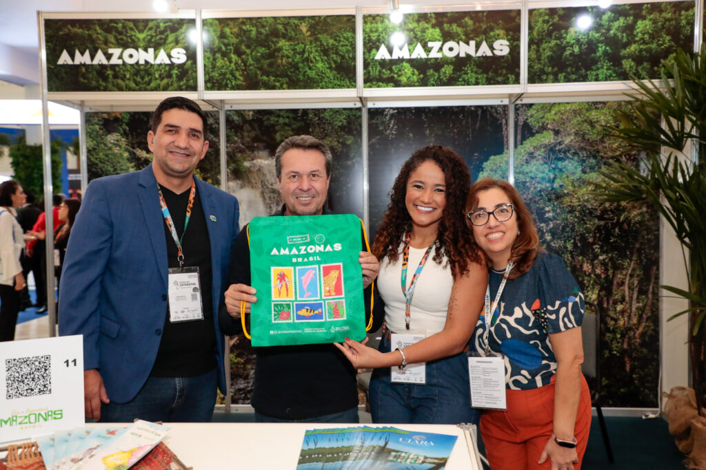 Márcio Nunes, secretário de turismo do Estado do Paraná, com expositores do Amazonas