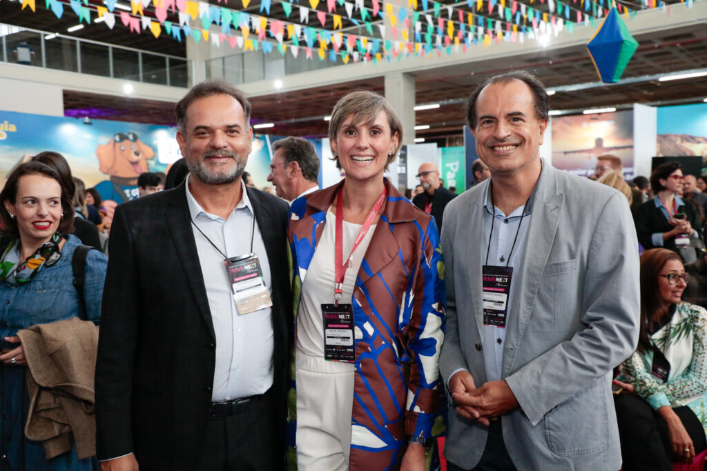 Milena Pedrosa, secretaria adjunta de cultura e turismo de Minas Gerais, entre Peter Mangabeira, presidente da Abav-MG, e Alexandre Brandão, vice presidente da Abav-MG