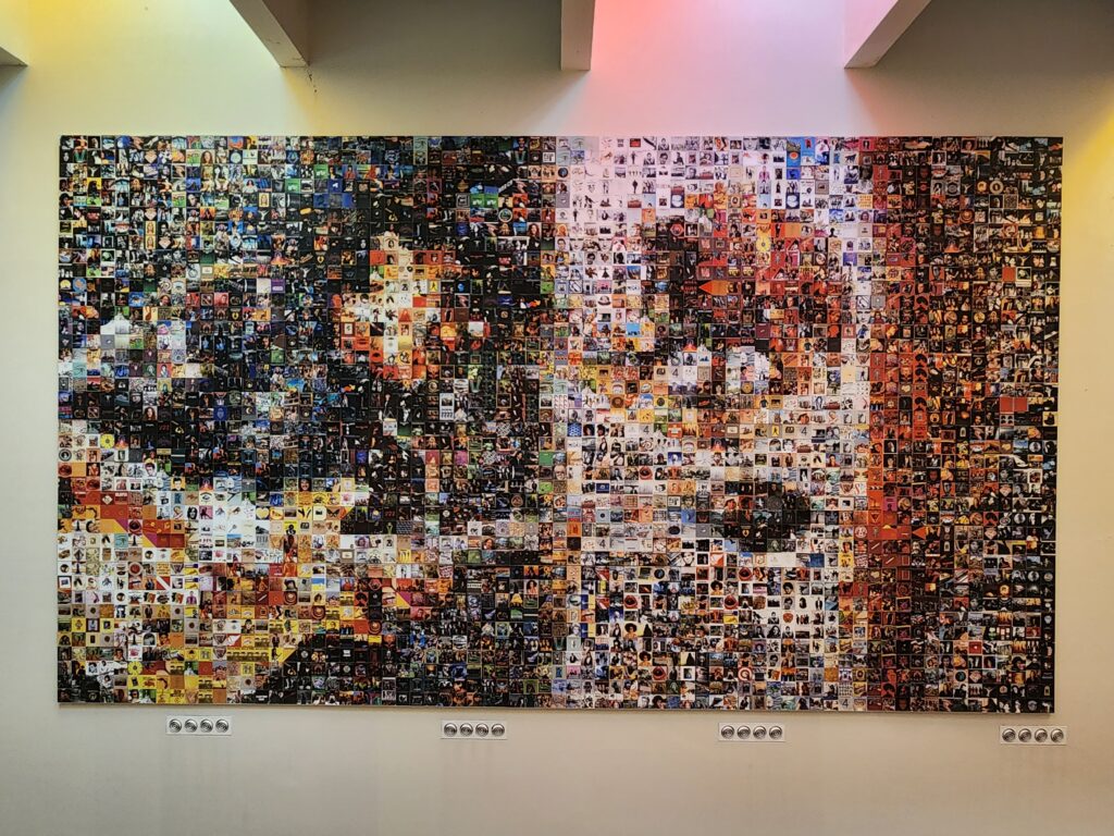 Mural feito com milhares de capas de disco vinil