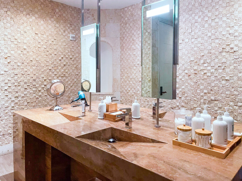 No SPA do Eden Roc são ofertados itens de higiene pra homens e mulheres