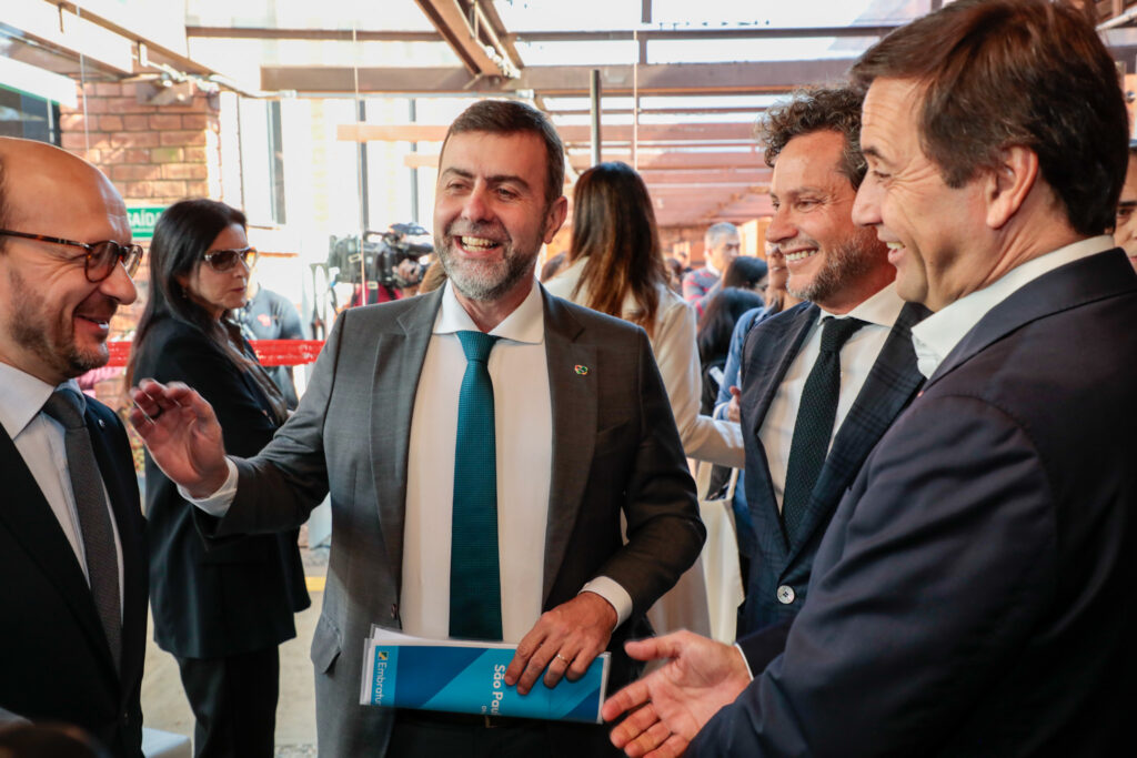 Nuno Fazenda, secretário de Estado do Turismo de Portugal, Marcelo Freixo, presidente da Embratur, Luis Araujo, presidente do Turismo de Portugal, e Luís Rodrigues, presidente da TAP