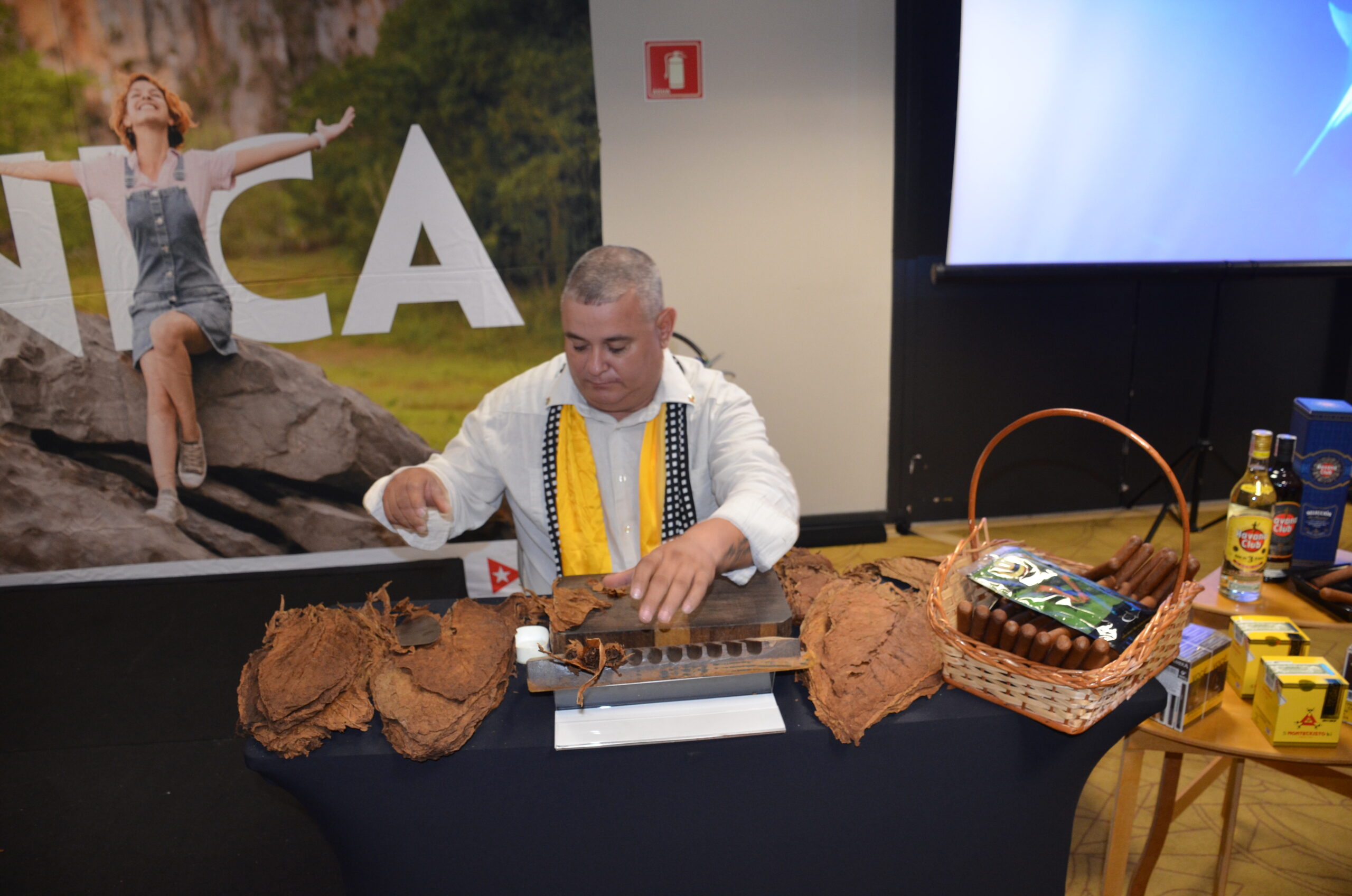O evento contou com produção de charutos cubanos ao vivo O evento contou com produção de charutos cubanos ao vivo
