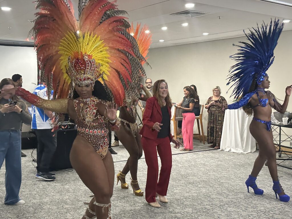 Passistas colocaram convidados da TBO.com para dançar