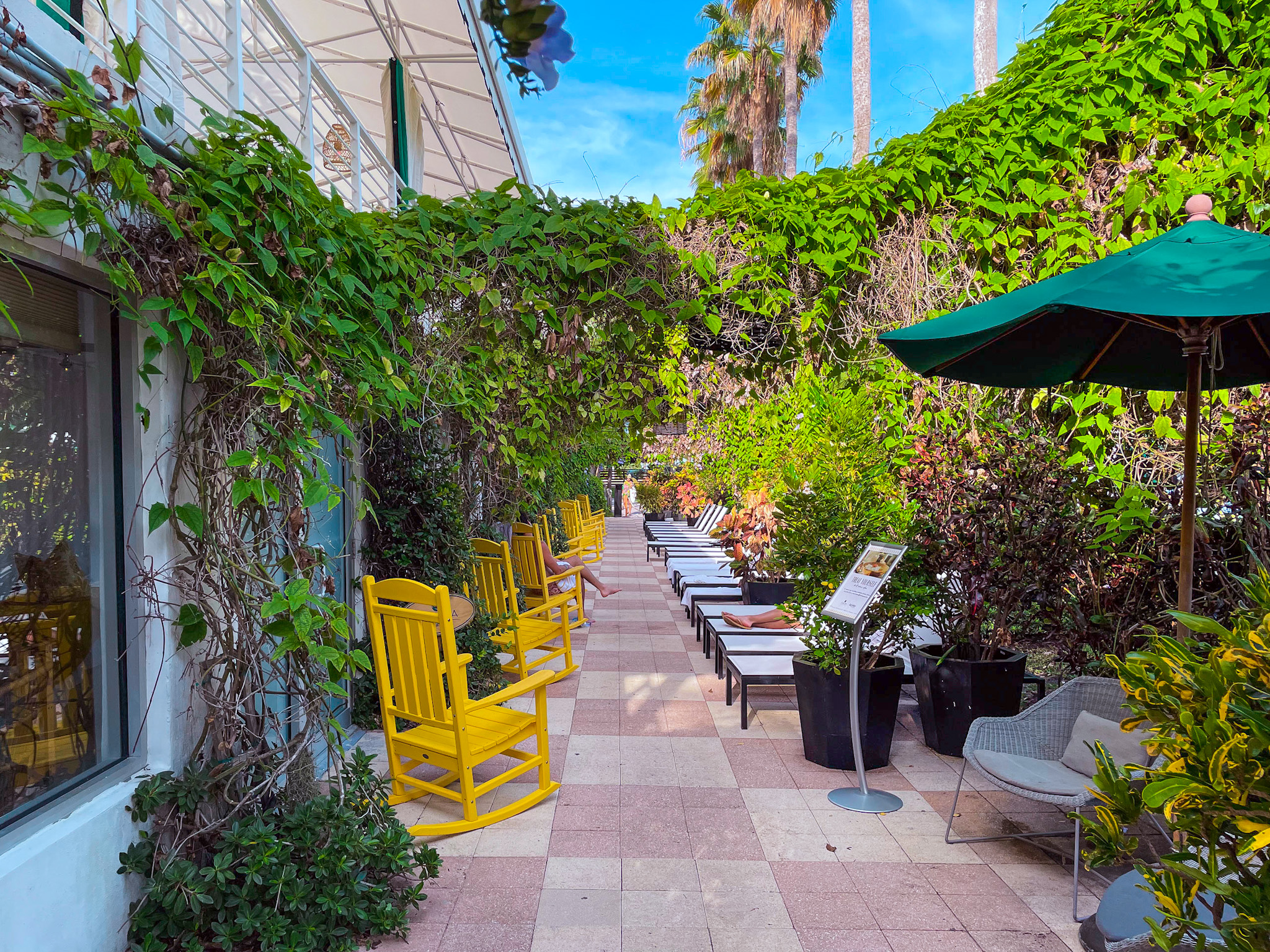 Pátio com cabanas e espreguiçadeiras no Kimpton Surfcomber Hotel
