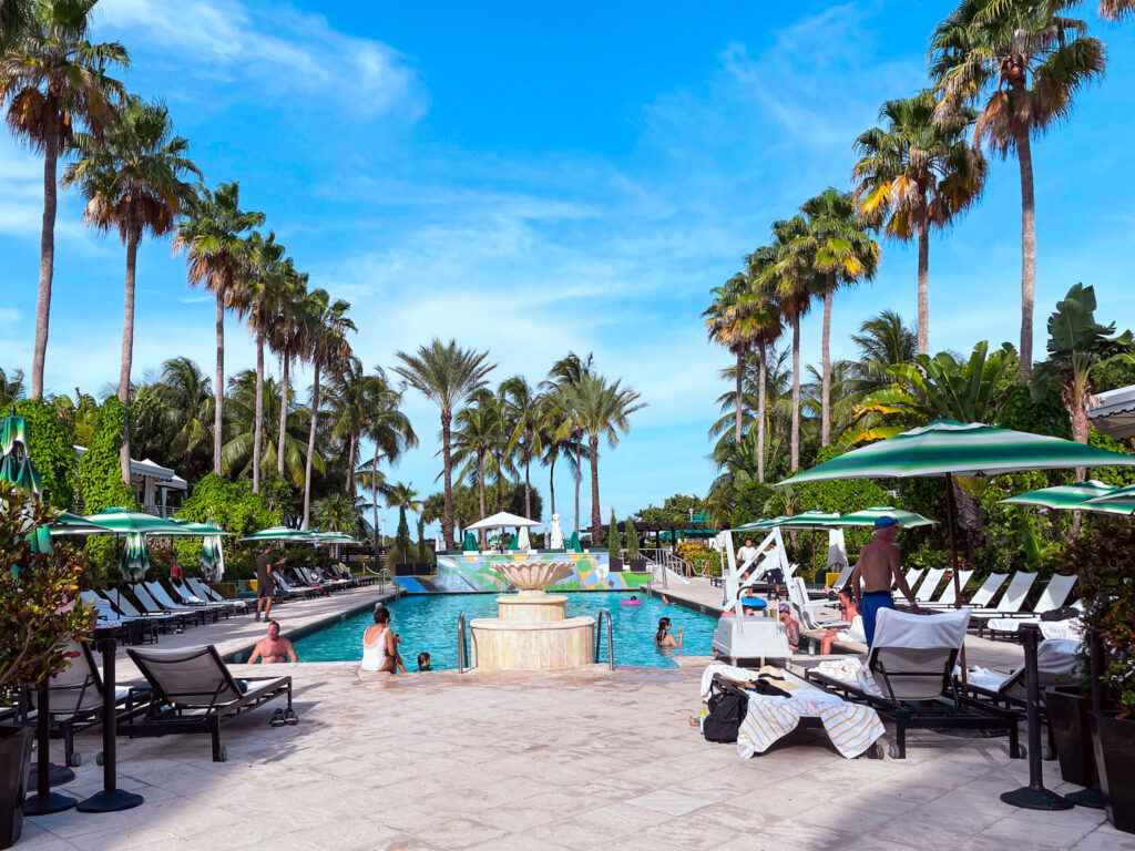 Piscina do Kimpton Surfcomber Hotel