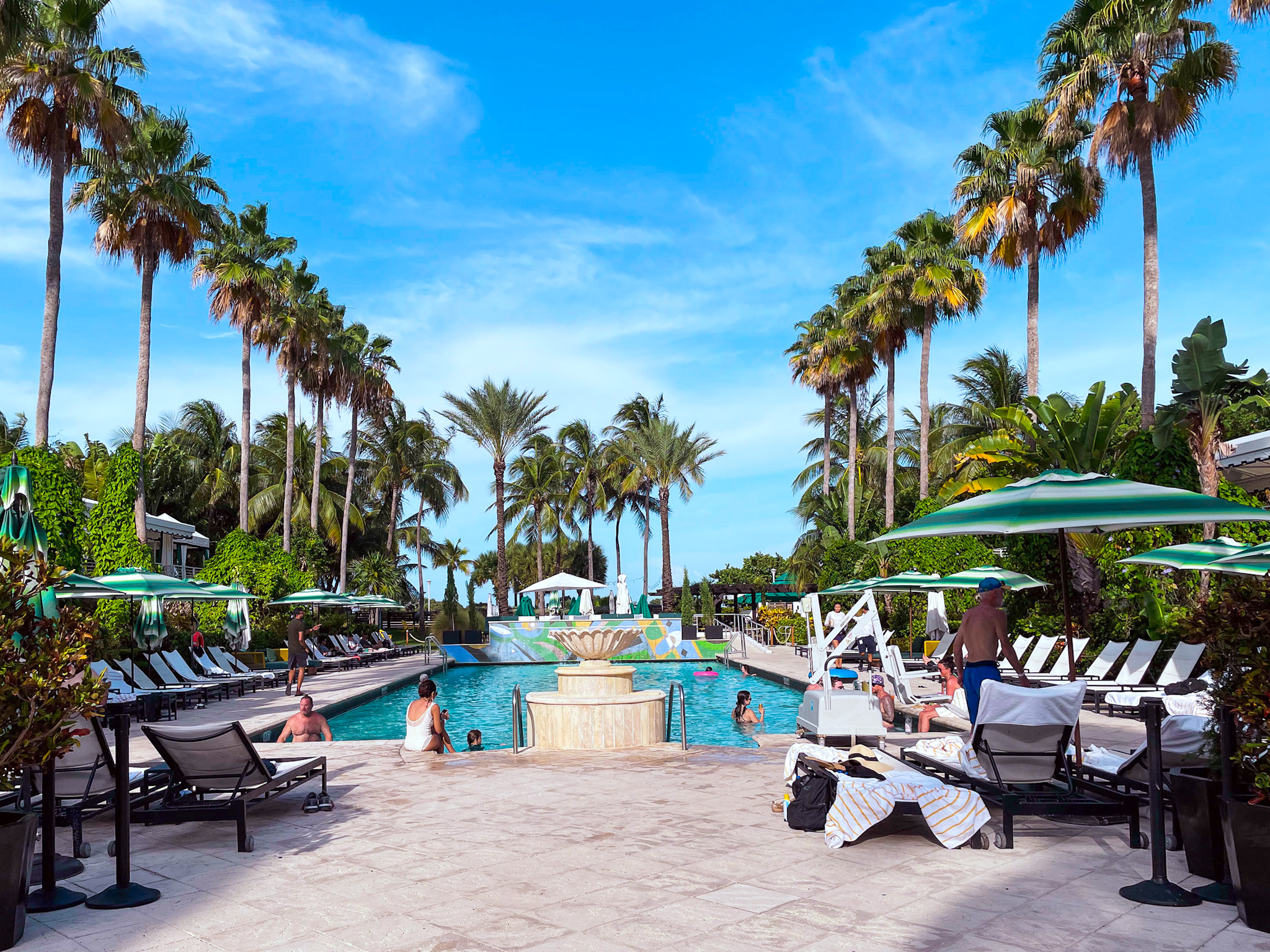 Piscina do Kimpton Surfcomber Hotel