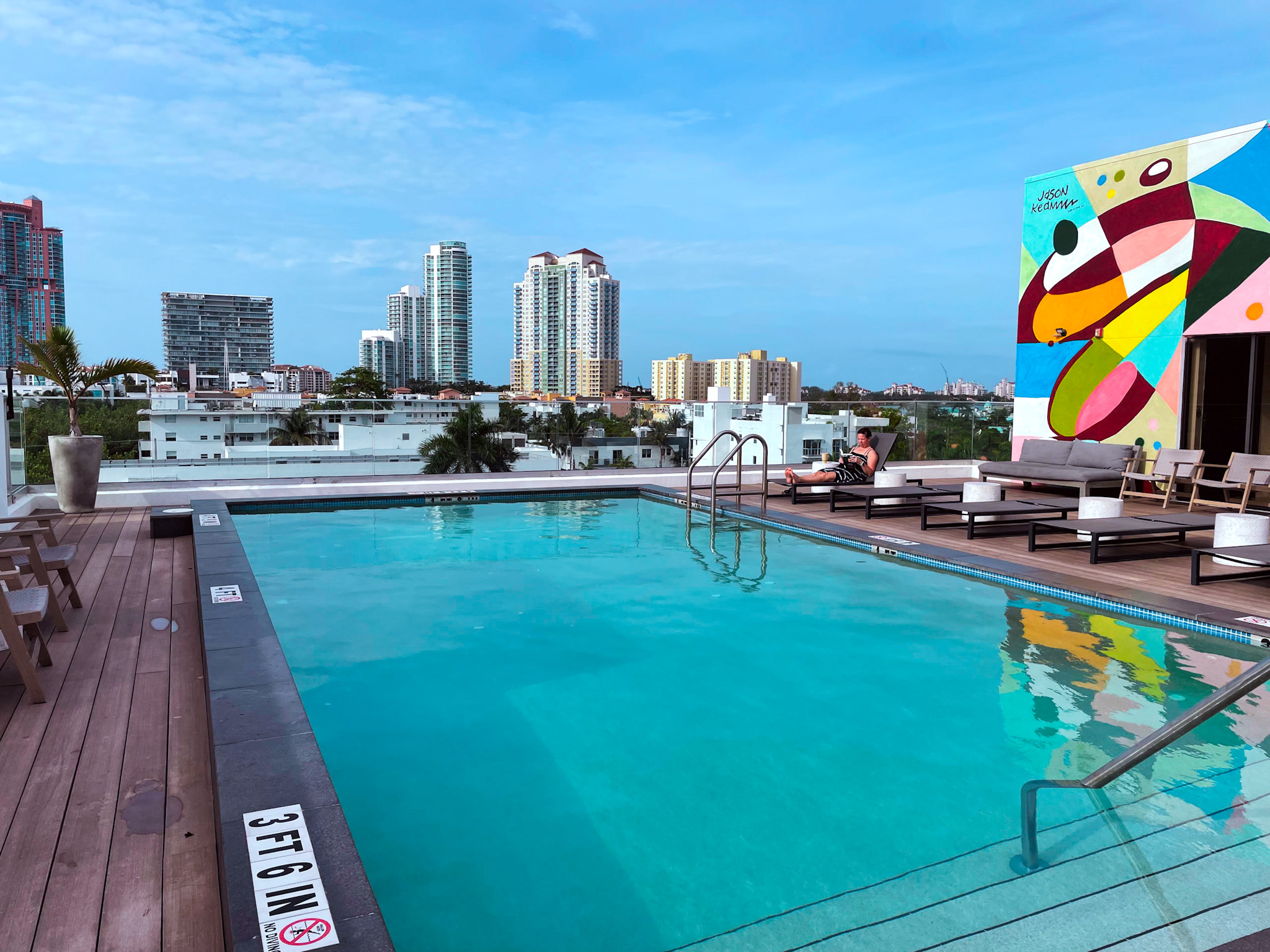 Piscina do no Urbanica Fifth no rooftop com vista para a cidade