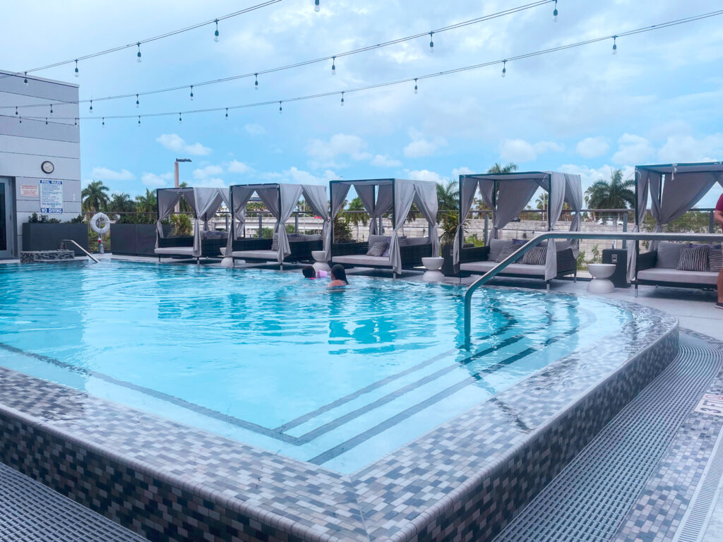 Piscina no AC Hotel