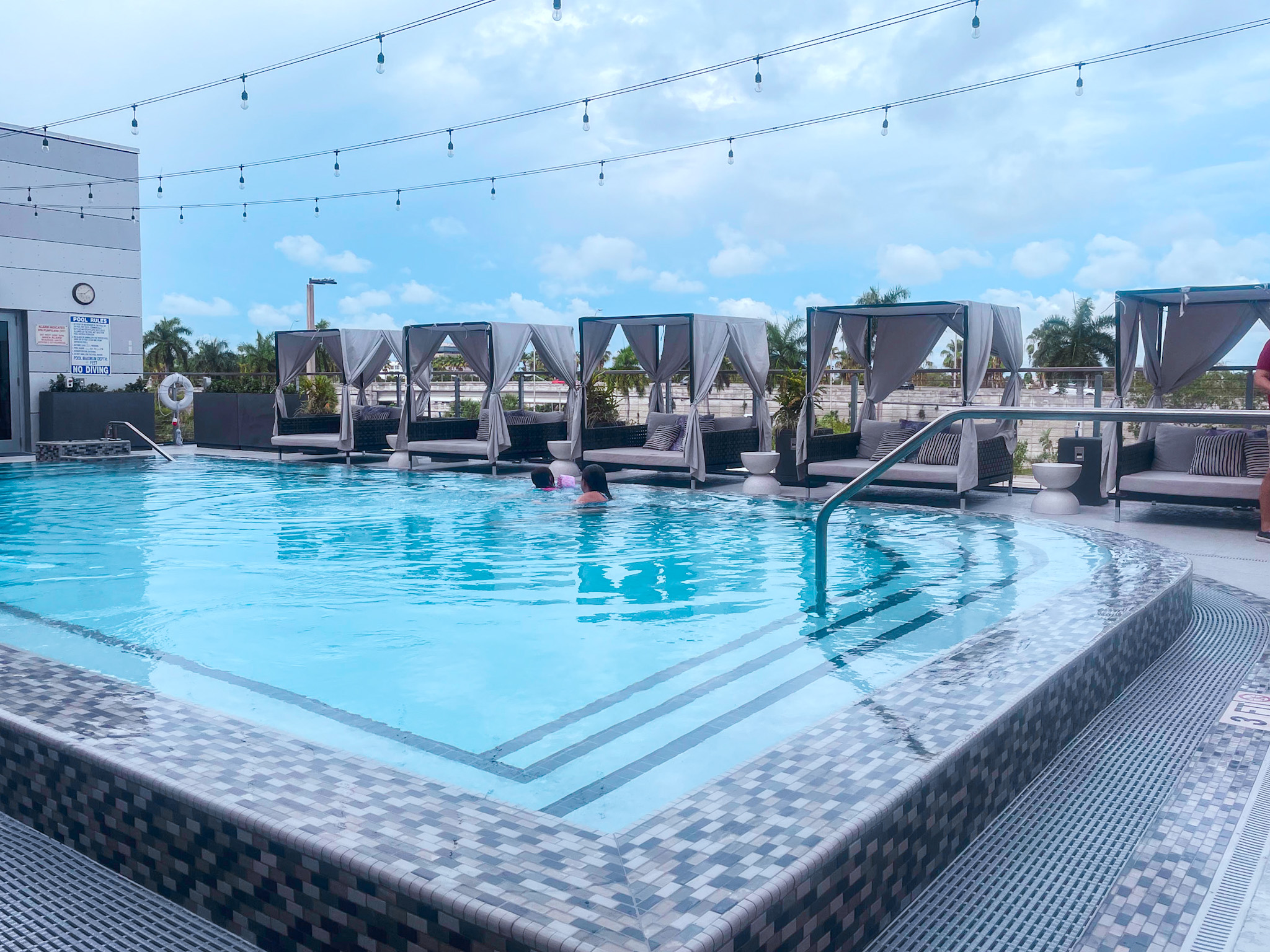 Piscina no AC Hotel