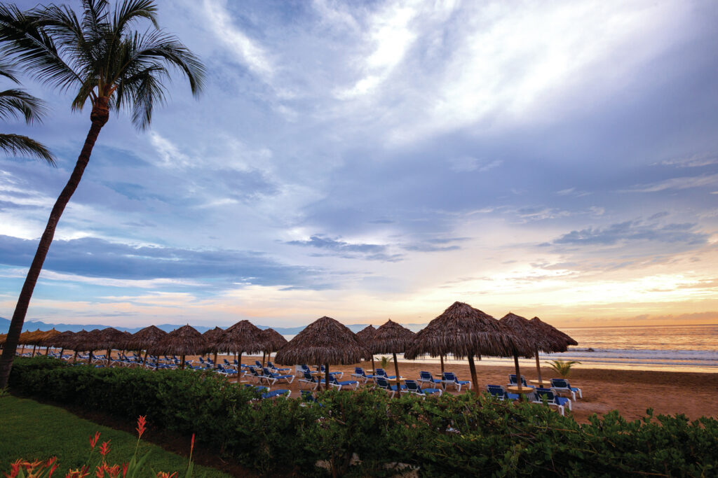 Praia em frente o HRH Vallarta