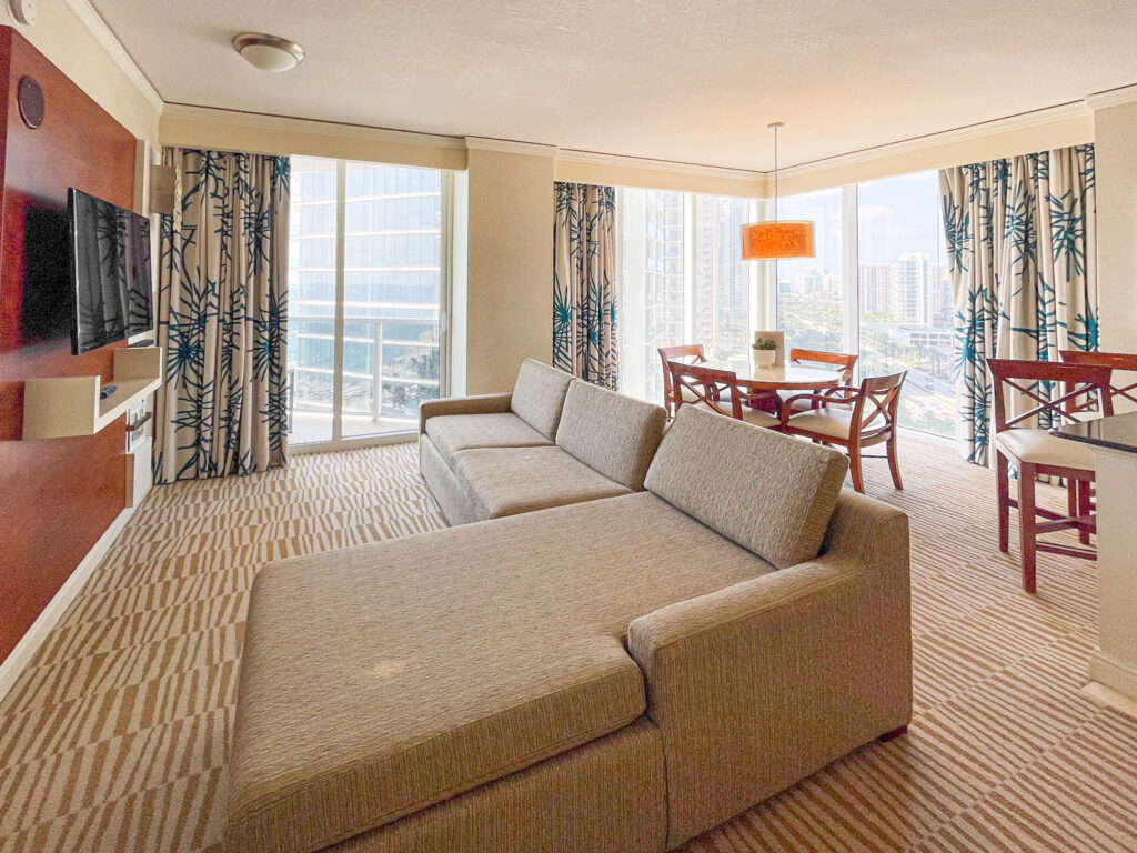 Quarto com vista para o mar e para a baía do Trump International Beach Resort