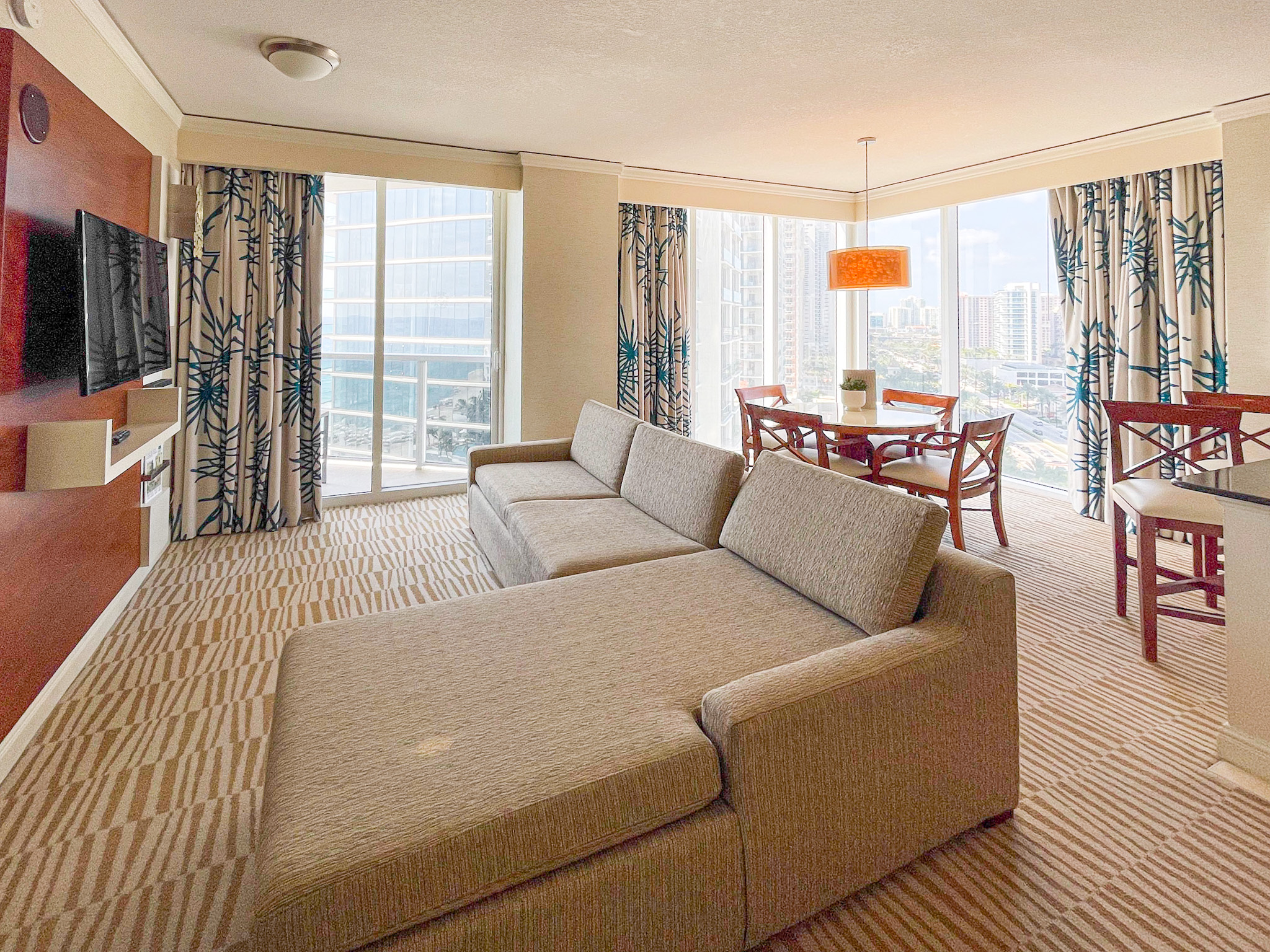 Quarto com vista para o mar e para a baía do Trump International Beach Resort