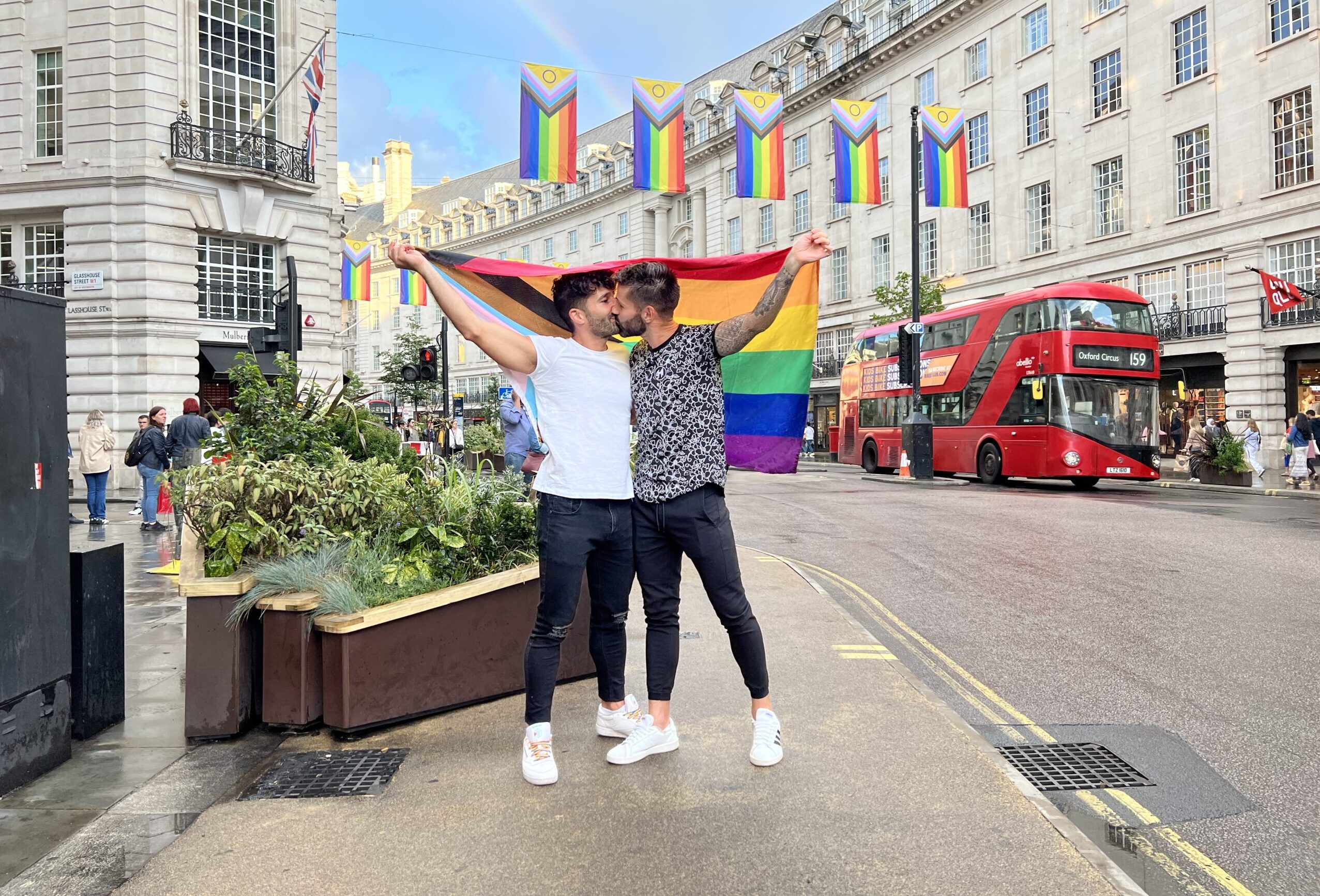 Regent Street rainbow red bus kiss scaled e1686320703709 Segurança é a principal preocupação de 62% dos viajantes LGBTQ+, diz pesquisa