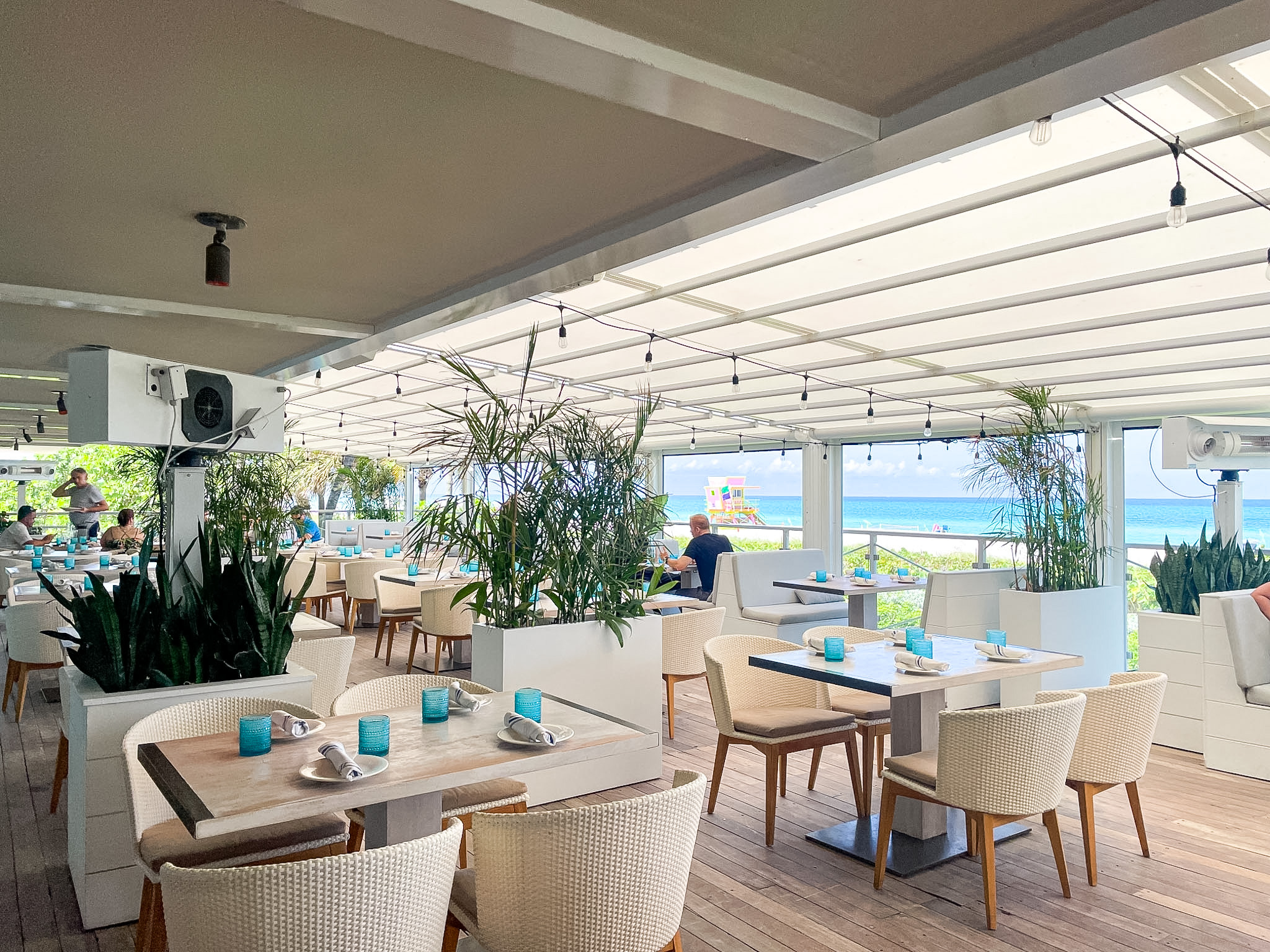 Restaurante da praia no Eden Roc