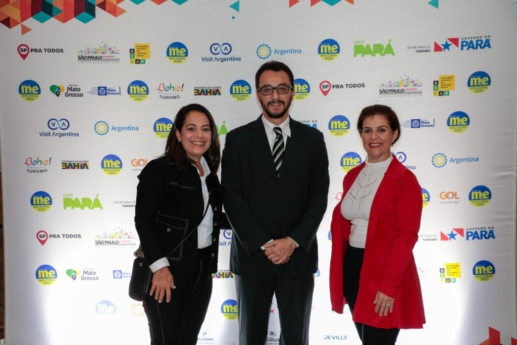 Rosane Doria, da Promo, com Édson Monteiro, gerente geral e Luciana Marota, gerente comercial do Royal Tulip JP