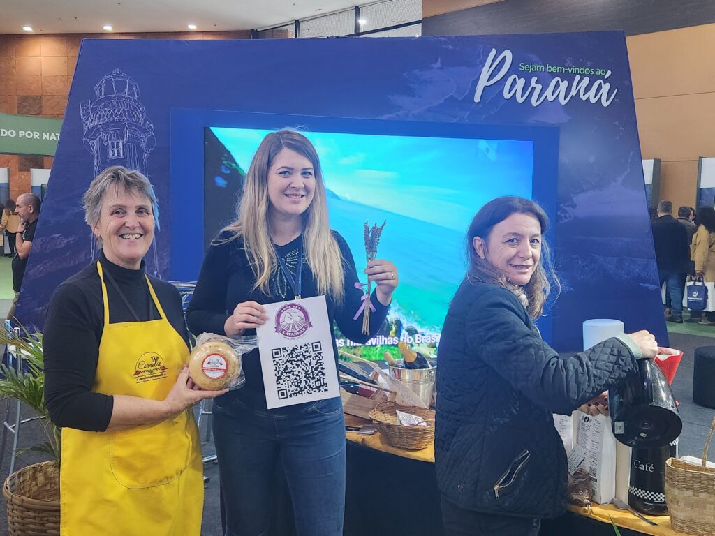 Rota do Queijo Paranaense. Sinete Verburg, da Queijaria Cornélia, Laís Gomes, coordenadora da Rota, e Teresinha Buzanello, coordenadora estadual do Turismo Rural