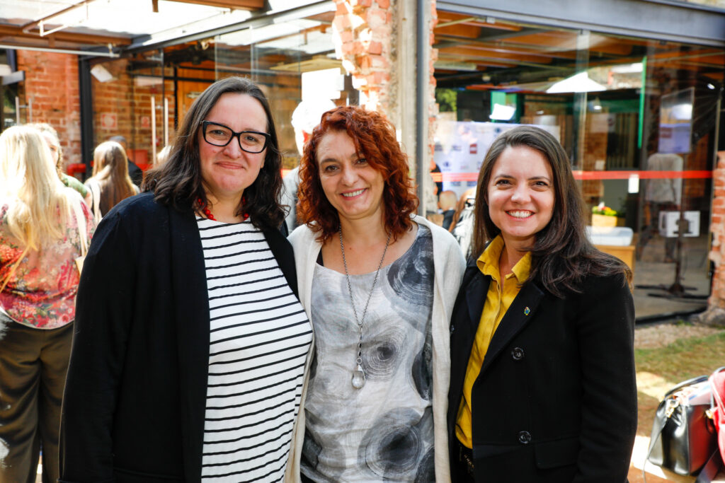 Simone Scorsato, CEO da BLTA, entre Mariana Aldrigui e Jaqueline Gil, da Embratur