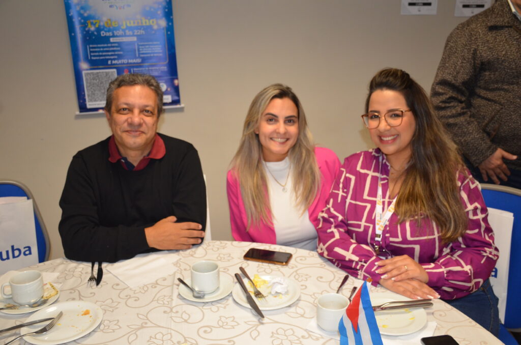 Tauane Beatriz e Jessica Braga, da CEO Travel junto com Luis Alberto, da Lap Tour