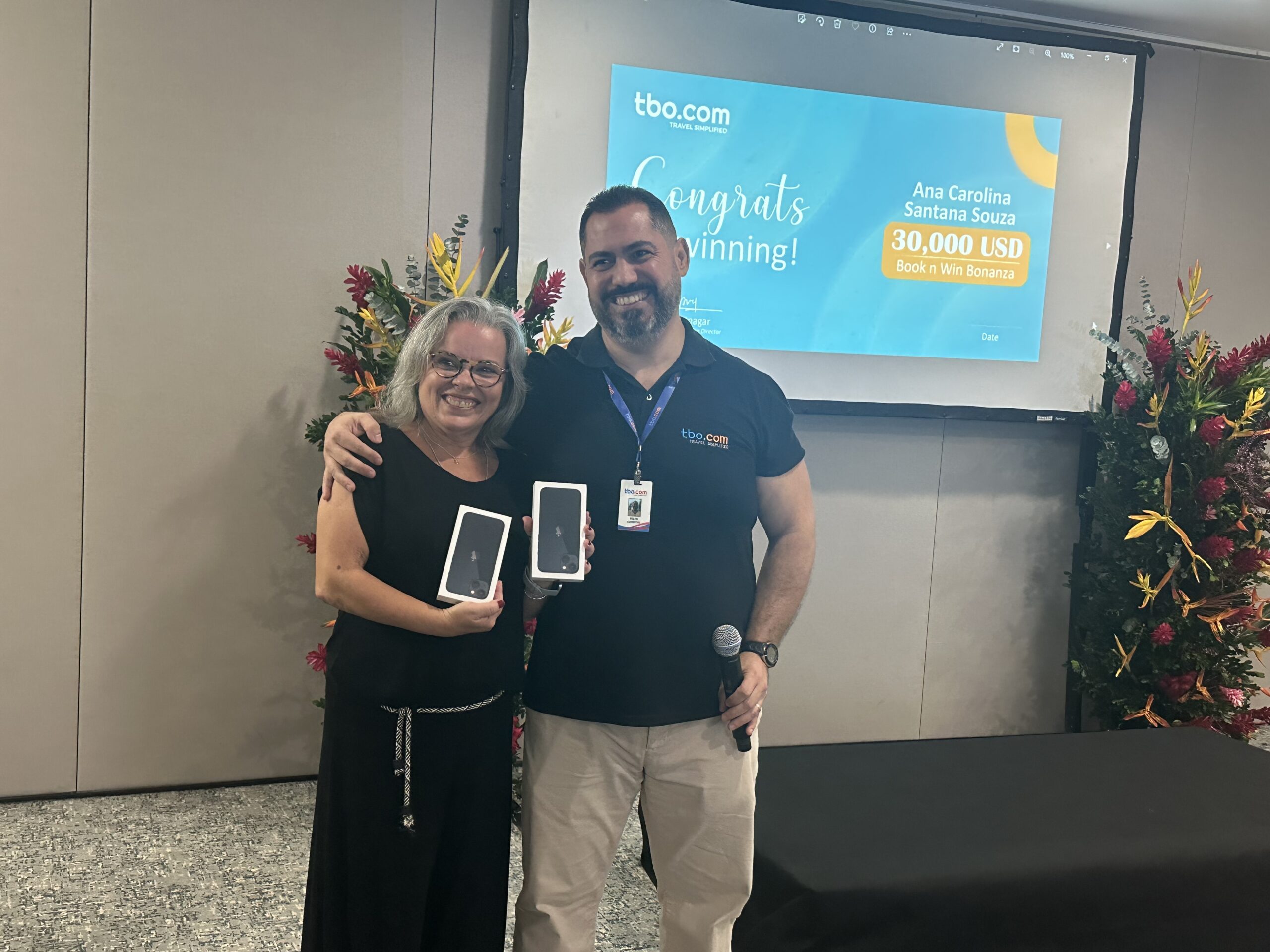 Tina Nunes, da MK Business, recebeu iPhones de Felipe Anjos, executivo de vendas da TBO.com Tina Nunes, da MK Business, recebeu iPhones de Felipe Anjos, executivo de vendas da TBO.com