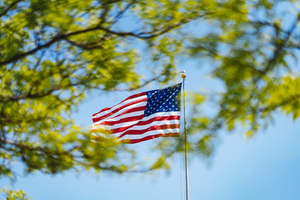 USA EUA FLAG nelson ndongala gDRHfyeOq58 unsplash Brasil tem a menor taxa de rejeição do visto norte-americano de turismo desde 2015