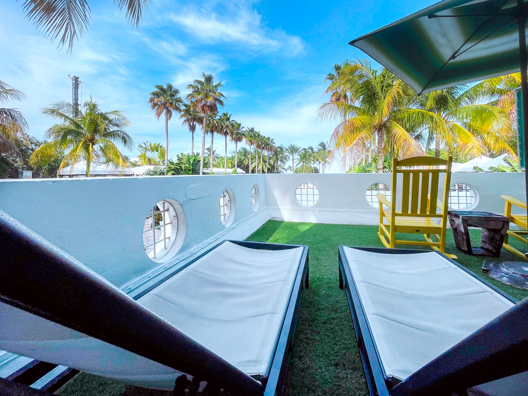 Varanda da acomodação do Kimpton Surfcomber Hotel