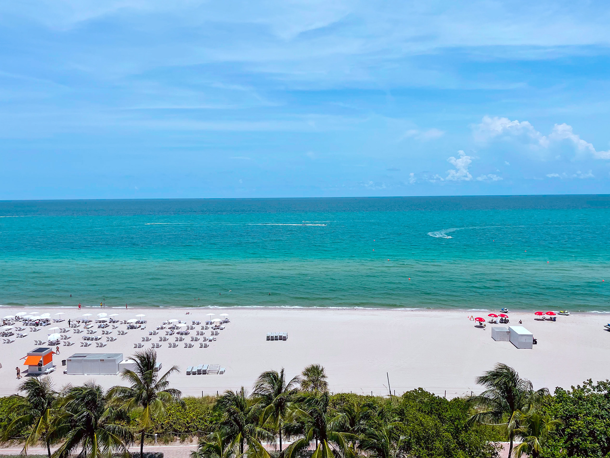 Vista para praia a partir das acomodações do Eden Roc
