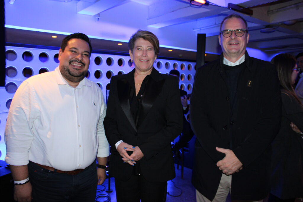 Vitor Silva, da Azul, com Peggy Croes e Jonny Andersen, do Aeroporto de Curaçao