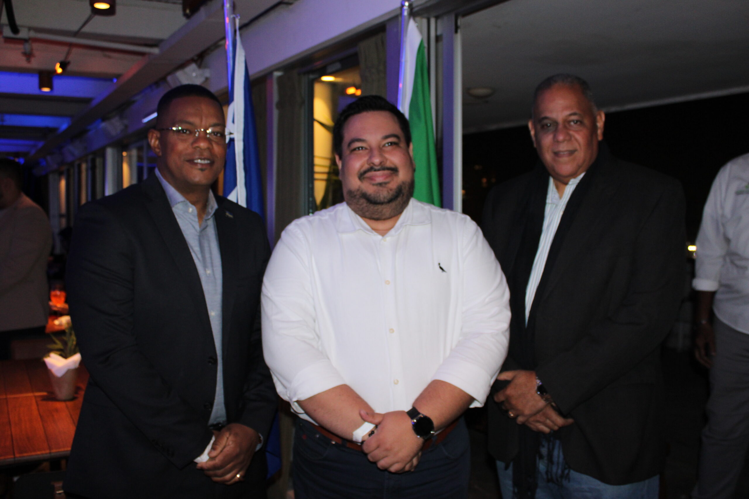 Vitor Silva, da Azul, entre Ruisando Cjintje e Hugo Clarinda, de Curaçao Vitor Silva, da Azul, entre Ruisando Cjintje e Hugo Clarinda, de Curaçao