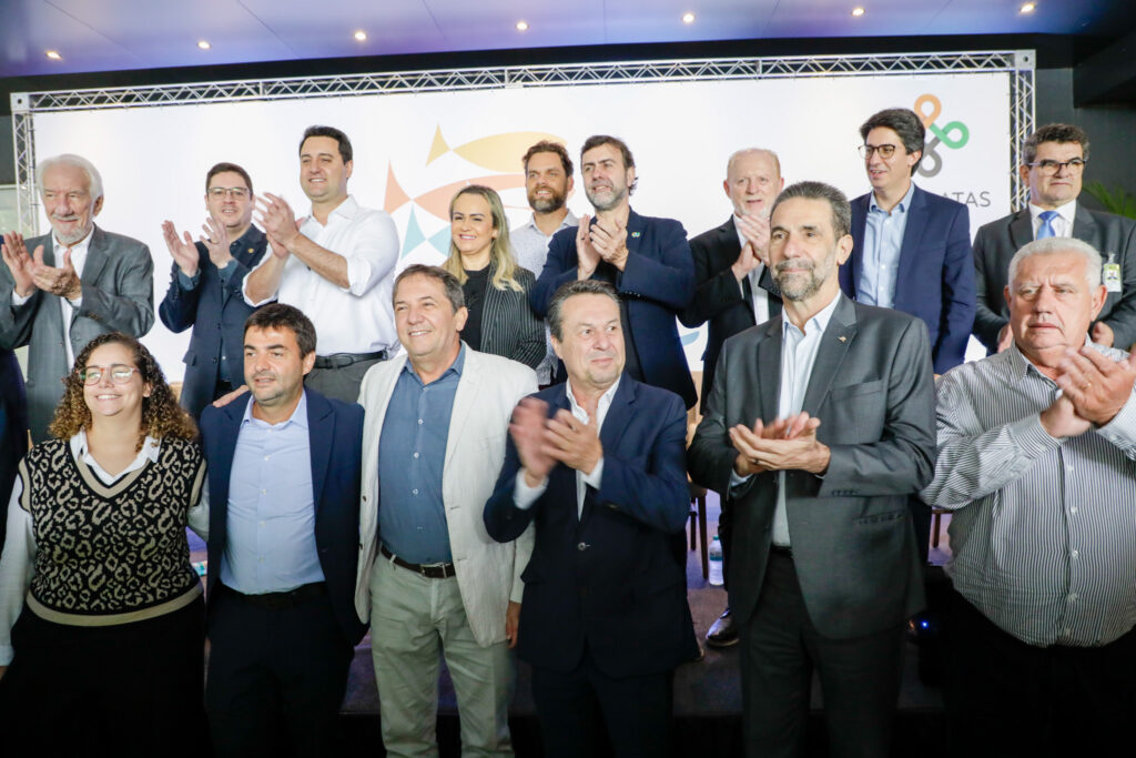 Autoridades na cerimônia de lançamento do programa focado em soluções tecnológicas para o Turismo Autoridades na cerimônia de lançamento do programa focado em soluções tecnológicas para o Turismo