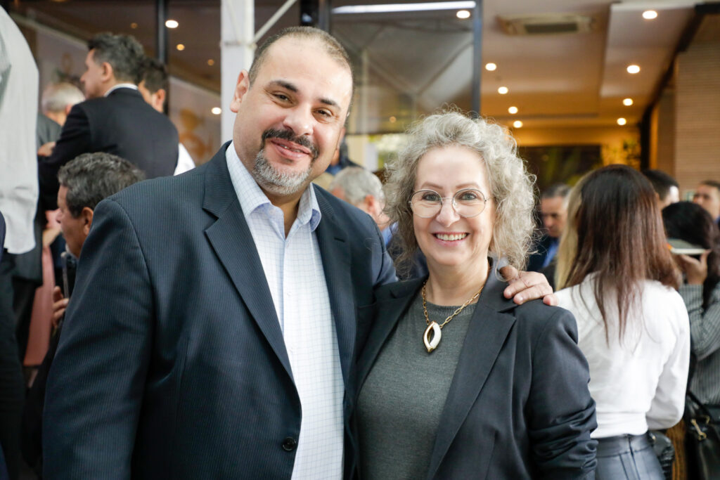 Washington Sena, da assessoria da assembleia legislativa, e Inês Weizemann, ex prefeita de Foz do Iguaçu Washington Sena, da assessoria da assembleia legislativa, e Inês Weizemann, ex prefeita de Foz do Iguaçu