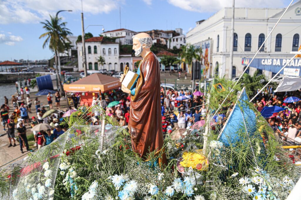 Além de uma procissão marítima, o santo padroeiro carrega multidões em uma procissão terrestre