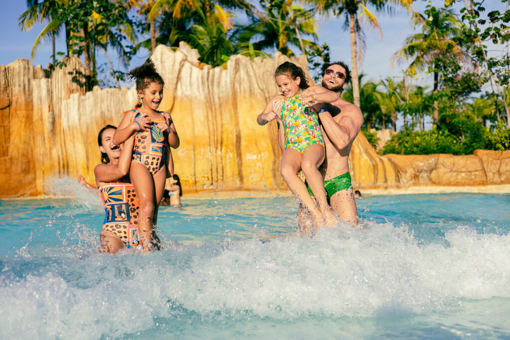 Hot Beach terá férias de julho com super-heróis Ladybug e Cat Noir Hot Beach terá férias de julho com super-heróis Ladybug e Cat Noir