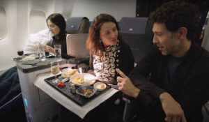 KLM recebe chef Rodrigo Oliveira a bordo de voo entre São Paulo e Amsterdã; veja vídeo