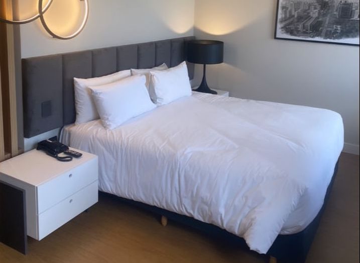 eSuites Congonhas by Atlantica investe R$ 3,5 milhões em reformas 1 Acomodacao com novo mobiliario foto divulgacao e1688589846890 eSuites Congonhas by Atlantica investe R$ 3,5 milhões em reformas