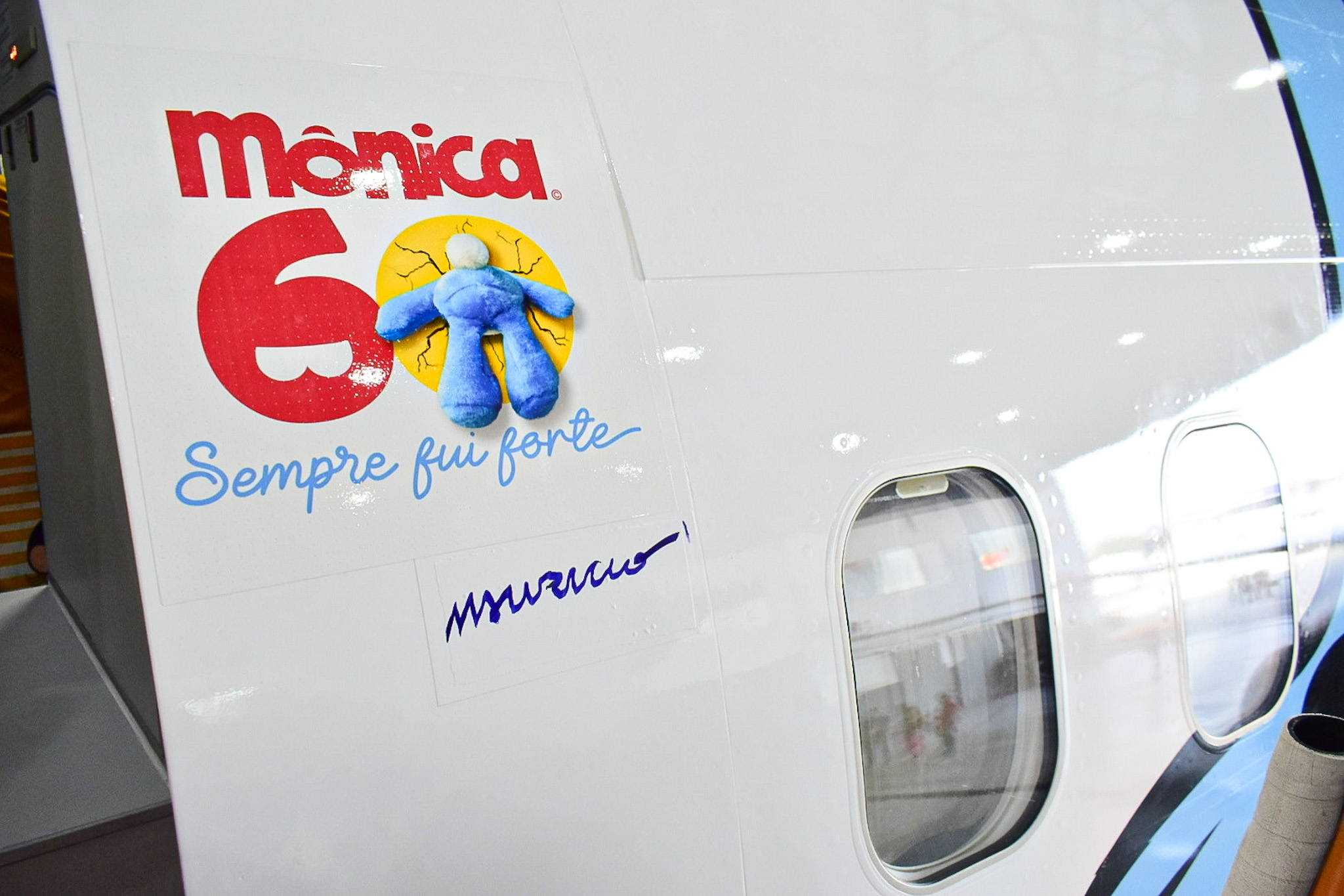 Assinatura do Maurício de Sousa, na aeronave da Mônica Assinatura do Maurício de Sousa, na aeronave da Mônica