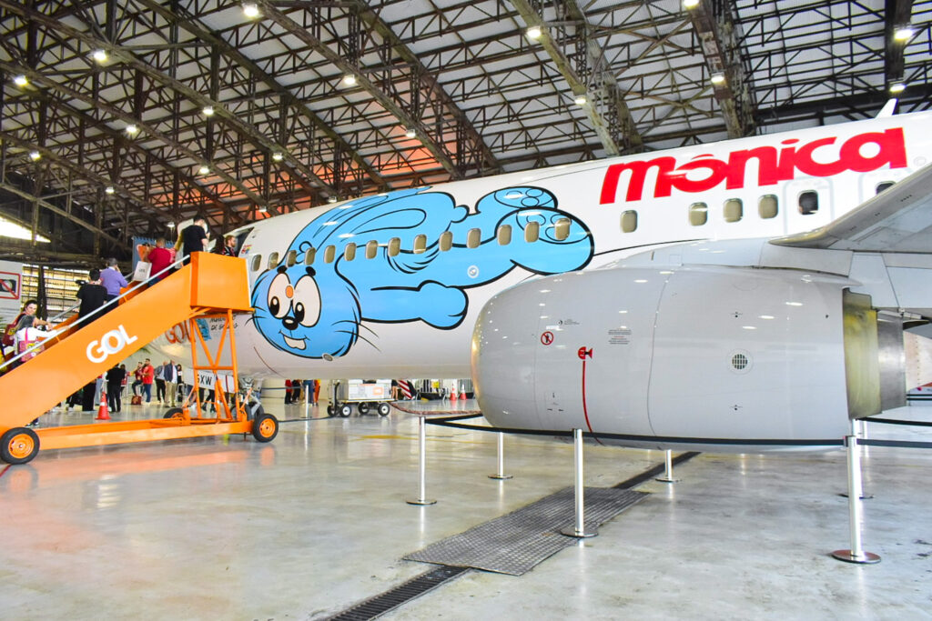Avião da Mônica no hangar da Gol em São Paulo