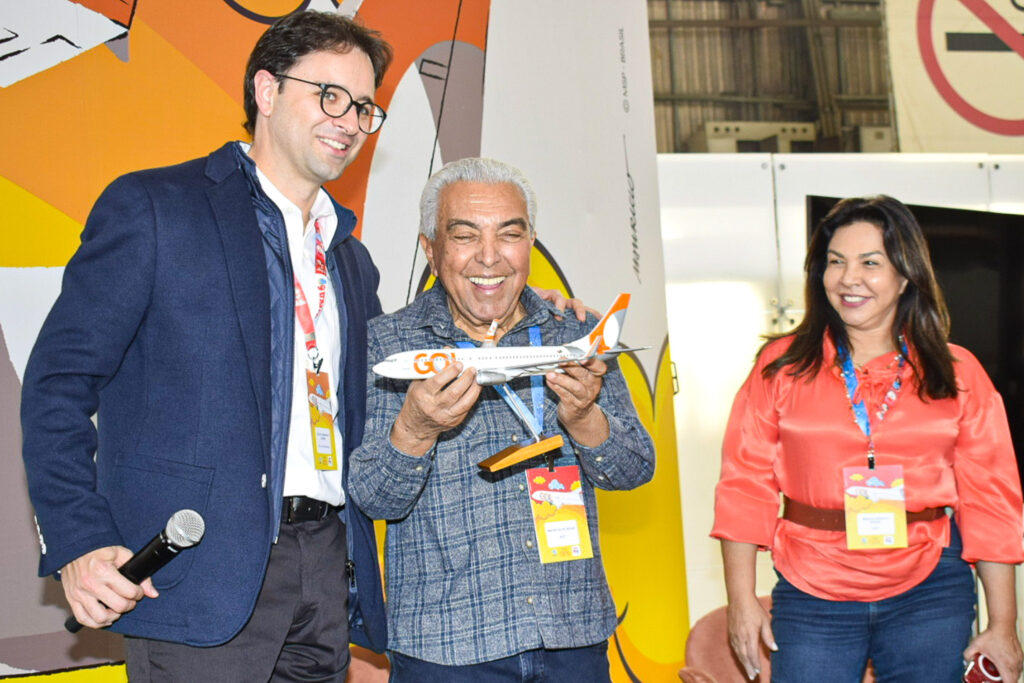 Celso Ferrer, presidente da Gol deu uma miniatura do Boeing 737-800 para Maurício de Sousa
