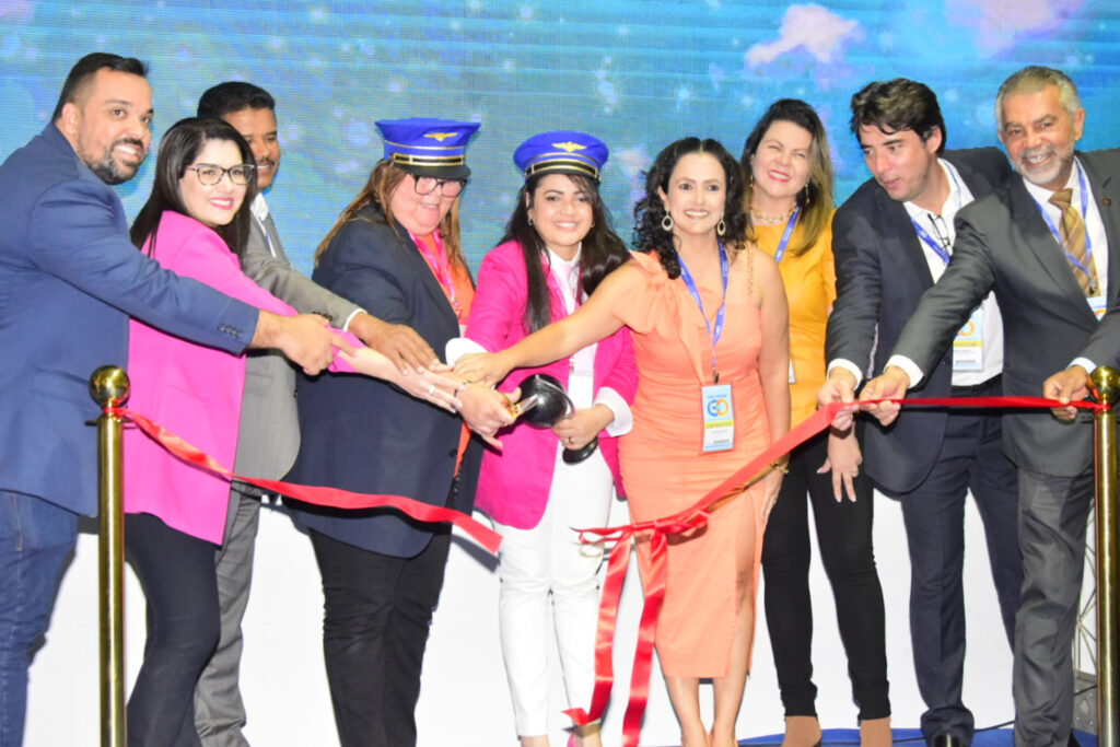 Corte da fita na abertura da Expo Turismo Goiás