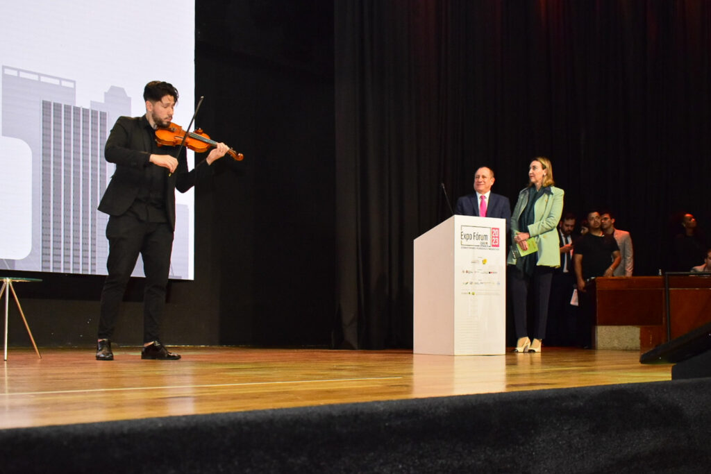 De presente do Dia do Amigo para Toni Sando, Roberto de Lucena, secretário de Turismo de SP, fez uma apresentação musical durante o evento