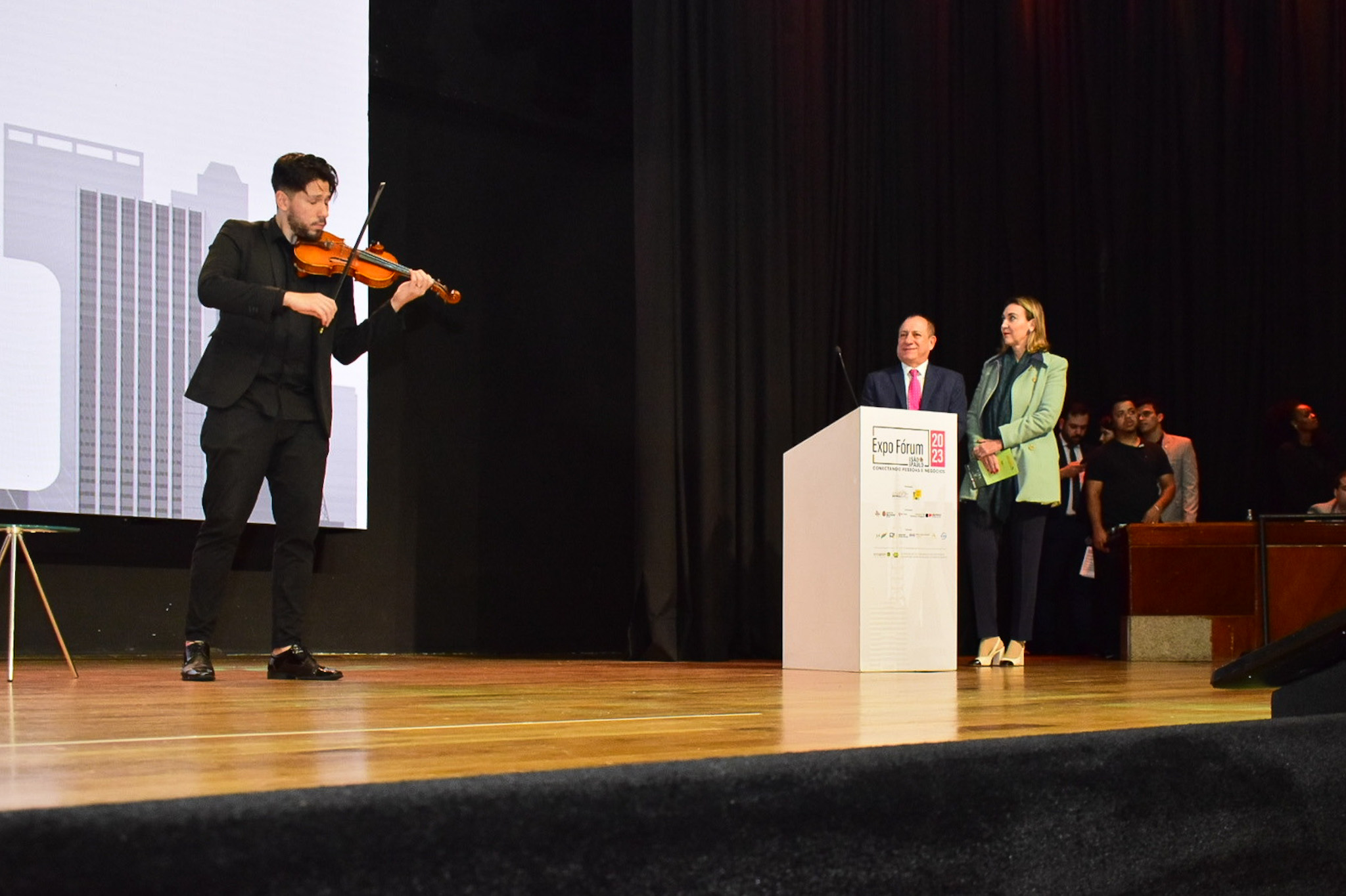 De presente do Dia do Amigo para Toni Sando, Roberto de Lucena, secretário de Turismo de SP, fez uma apresentação musical durante o evento De presente do Dia do Amigo para Toni Sando, Roberto de Lucena, secretário de Turismo de SP, fez uma apresentação musical durante o evento