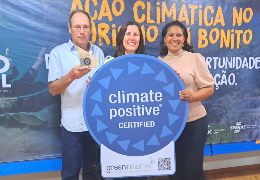 Eduardo Coelho e Simone Coelho proprietarios da Estancia Mimosa recebem a Certificacao Clima Positivo 1 e1690808345587 Passeio de ecoturismo em Bonito (MS) recebe inédita Certificação de Clima Positivo